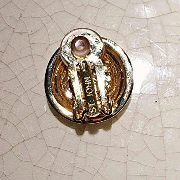 St. John signature gold tone dome SINGLE earring, luxury - Picture 6 of 6